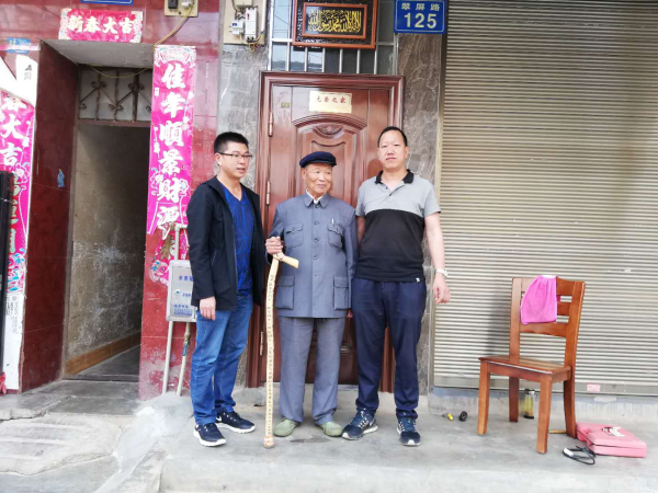 寻甸县为统战系统老英雄悬挂光荣牌