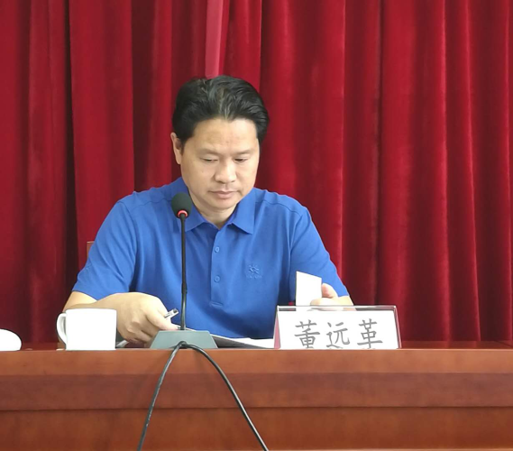 讲座由青工委主任董远革主持
