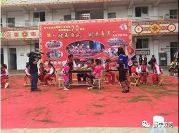 晋宁彝乡儿童载歌载舞庆祝中华人民共和国成立七十周年