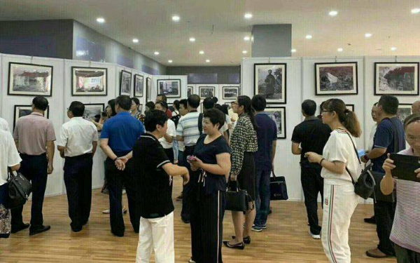前来观展的人群络绎不绝