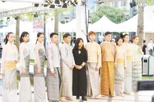东南亚国家设计师带来极具特色的服饰作品。 记者杨艳辉摄