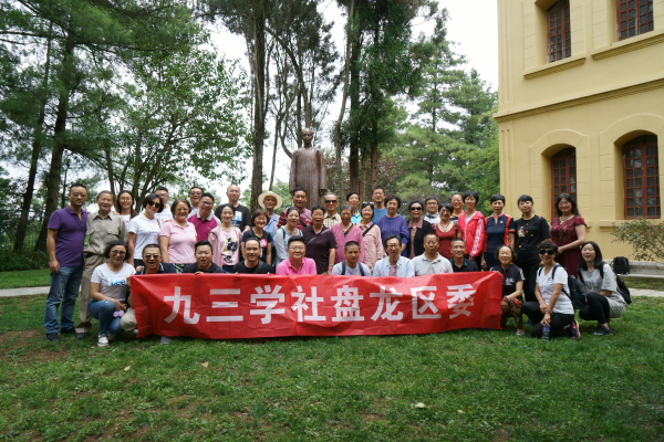 在昆明市统一战线“科学之光”教育基地云南省气象博物馆前陈一得先生雕像前合影