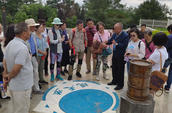在古代天文和气象展示广场听工作人员讲解