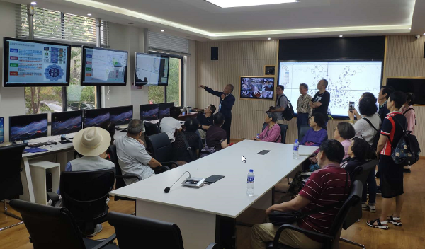 在气象综合楼参观气象监测工作室，听工作人员讲解现代天象监测预报工作流程。