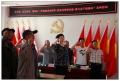 与会党员重温入党誓词