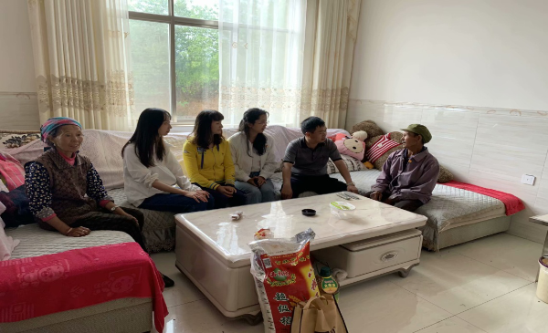 慰问困难老党员。