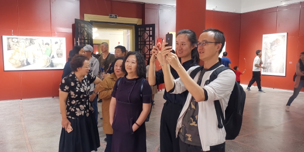 组织盟员参观画展