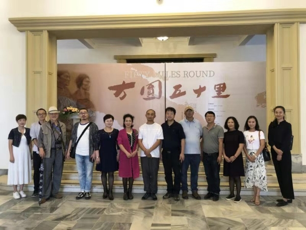 开幕式当天，盟员踊跃参观画展并与贺奇合影留念