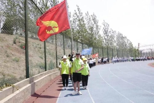 举行运动会，加强互动促进友谊。