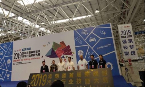 参加技能大赛，提高技术水平。