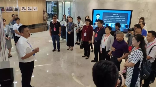 2019年7月25日，全省新的社会阶层人士统战工作现场会第一观摩团成员在省委统战部巡视员胡明学和昆明市委常委、统战部长杨皕的带领下，到盘龙区盈科（昆明）律师事务所观摩学习。