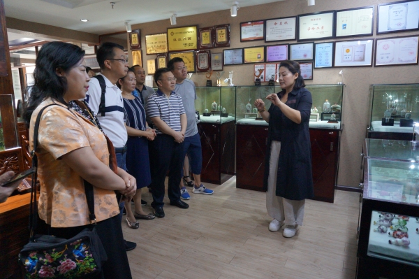 参观滇派内画艺术研究院