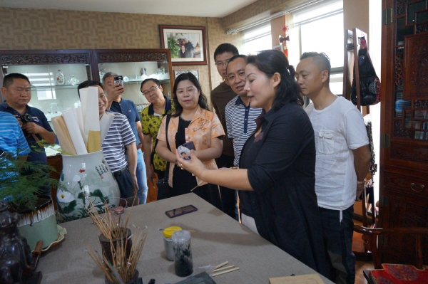孙鸿雁院长现场展示内画技艺