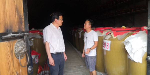 参观企业300吨储量的酒窖