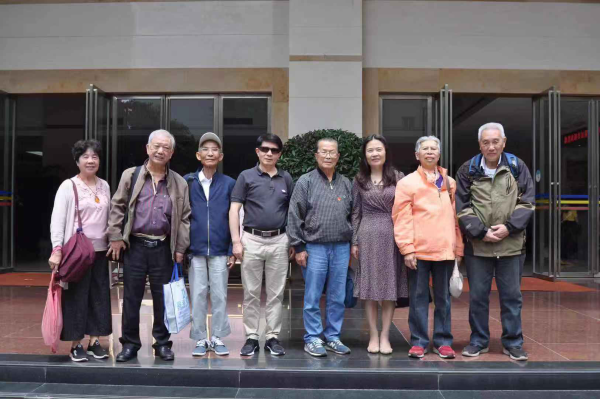 参加宣讲座谈会人员合影