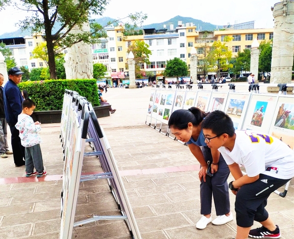 在禄劝彝族苗族自治县民族文化广场开启为期两天巡展活动