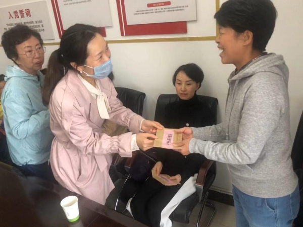 向辖区困难台胞台属发放慰问金