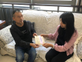 向特困归侨侨眷代表黄进明发放慰问金