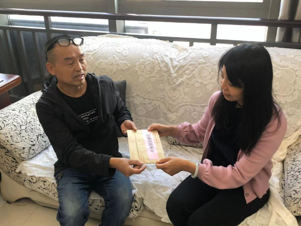 向特困归侨侨眷代表黄进明发放慰问金
