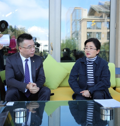 杨皕一行实地走访了云南润视荣光影业制作有限公司和云南海埂酒店管理有限公司