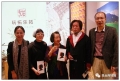 市台联负责人李为民（右一）与市台联二级调研员姚韵梅（左一）为陈曹倩与林雪玉赠送汪元（右二）的剪纸作品
