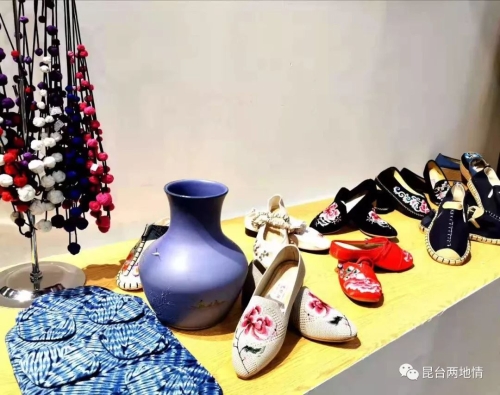 现场展示的文创产品