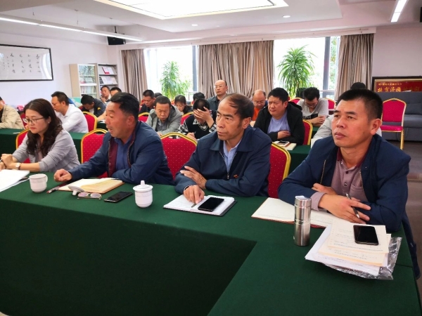 昆明市工商联开展主题教育第八次理论中心组学习