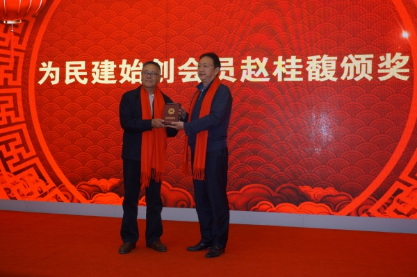 石磊副主委向赵桂馥家属转授《新中国成立70周年纪念章》