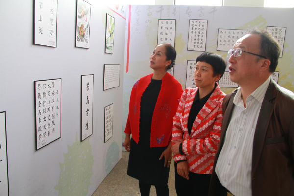 左起依次是：省侨联党组书记和向红，昆明学院校长黎素梅、市人大副主任常敏