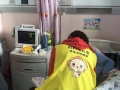 志愿者们在床旁伴读