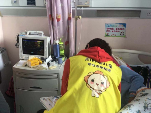 志愿者们在床旁伴读