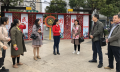参观团在民族团结广场参观