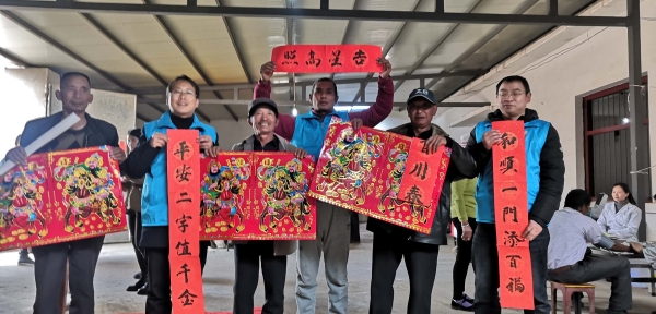 向贫困户、党员连心户赠送春联、挂历