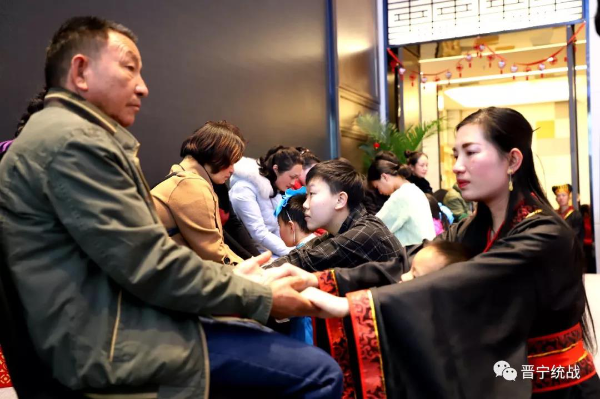 父女俩手拉手,传递着血浓于水的亲情。 父女俩手拉手,传递着血浓于水的亲情。