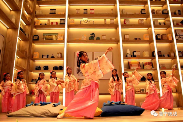 枫蓝文化艺术学校的学员在表演舞蹈《中华孝道》。 枫蓝文化艺术学校的学员在表演舞蹈《中华孝道》。