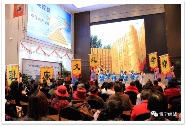 枫蓝文化艺术学校的孩子们吟诵《中国少年》。 枫蓝文化艺术学校的孩子们吟诵《中国少年》。