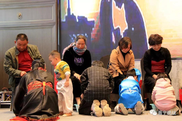 现场“孝亲礼”,孩子为父母亲洗脚 现场“孝亲礼”,孩子为父母亲洗脚