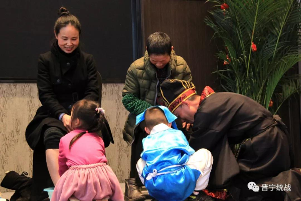 母亲眼含热泪,幸福地享受着孩子给自己洗脚。 母亲眼含热泪,幸福地享受着孩子给自己洗脚。