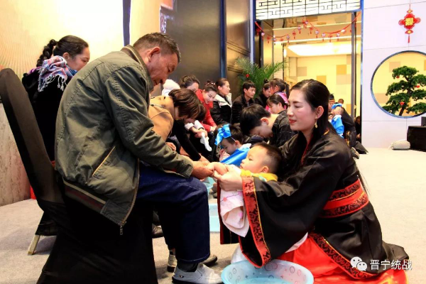 这位年轻的妈妈带着孩子为老父亲洗脚 这位年轻的妈妈带着孩子为老父亲洗脚