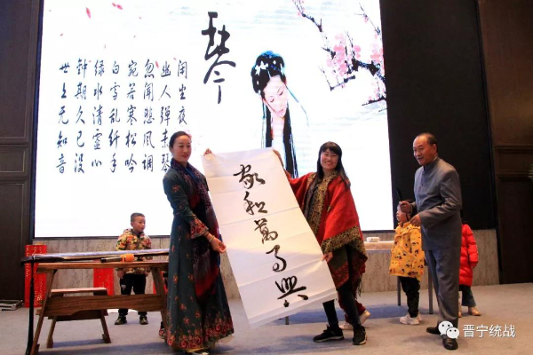 晋宁红楼梦协会、晋宁国学馆的会员现场展示古琴、书法。 晋宁红楼梦协会、晋宁国学馆的会员现场展示古琴、书法。