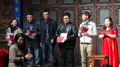 为新党员发放入党通知书