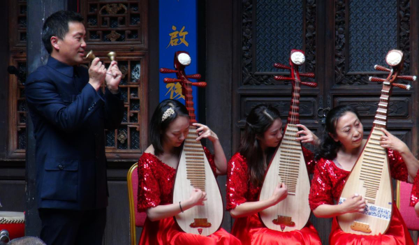 西山区基层委席昆红等表演了琵笆合奏《铃儿响叮当》