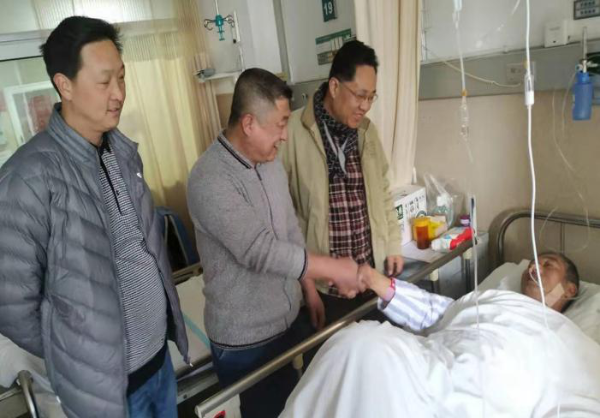 看望慰问患病老党员