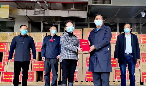 杨皕授予东骏药业《荣誉证书》