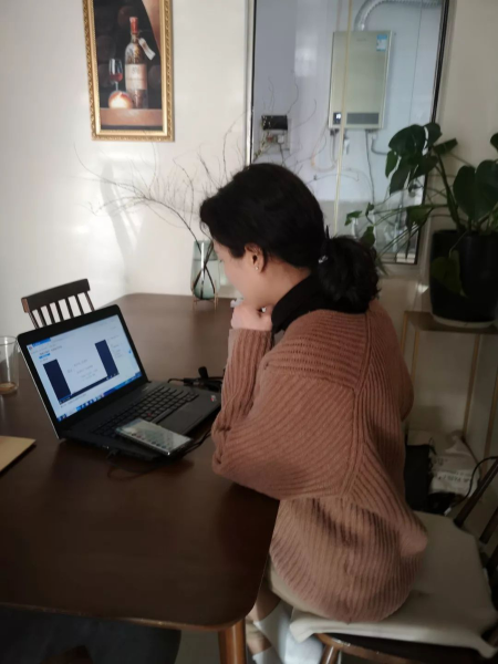 盟员纳丽莎在为初三语文教学备课