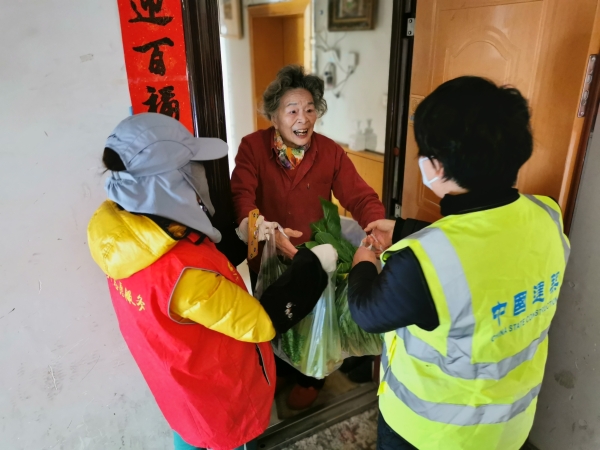 明通巷社区工作人员及“侨胞之家”志愿者及时送菜到家