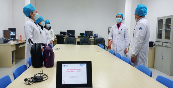 控感部门各小组成员在各部门及科室进行培训指导