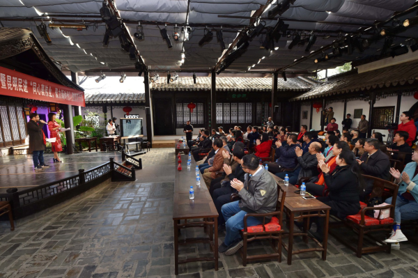 活动在昆明文化地标莲花池庭院剧场举行，现场气氛热烈