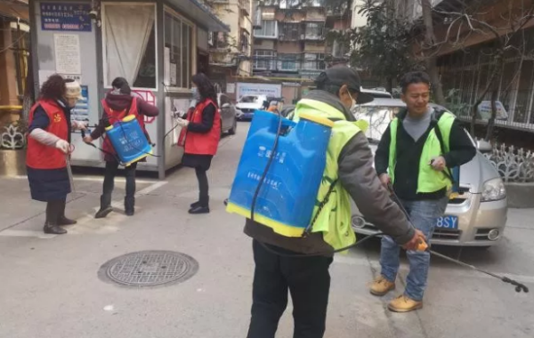 明通巷社区工作人员对院坝喷洒消毒药水