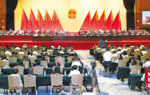 昨日下午，市十四届人大五次会议圆满完成各项议程，在昆明国际会展中心胜利闭幕。